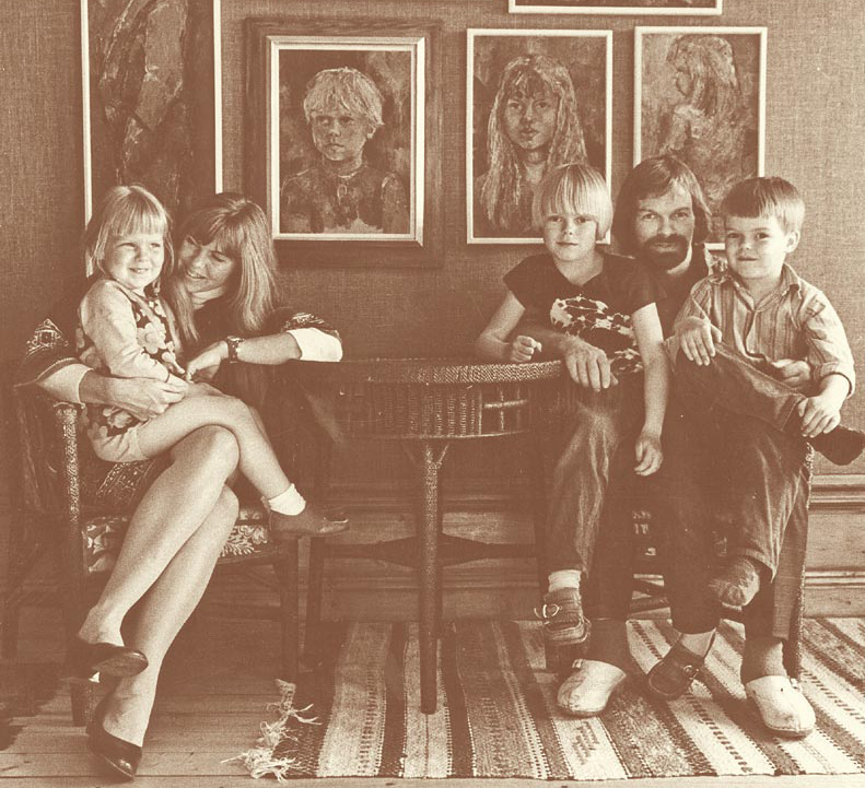Familjen Formgren samlade i ateljén på Dunderbergsgården i Ockelbo i början av 70-talet.