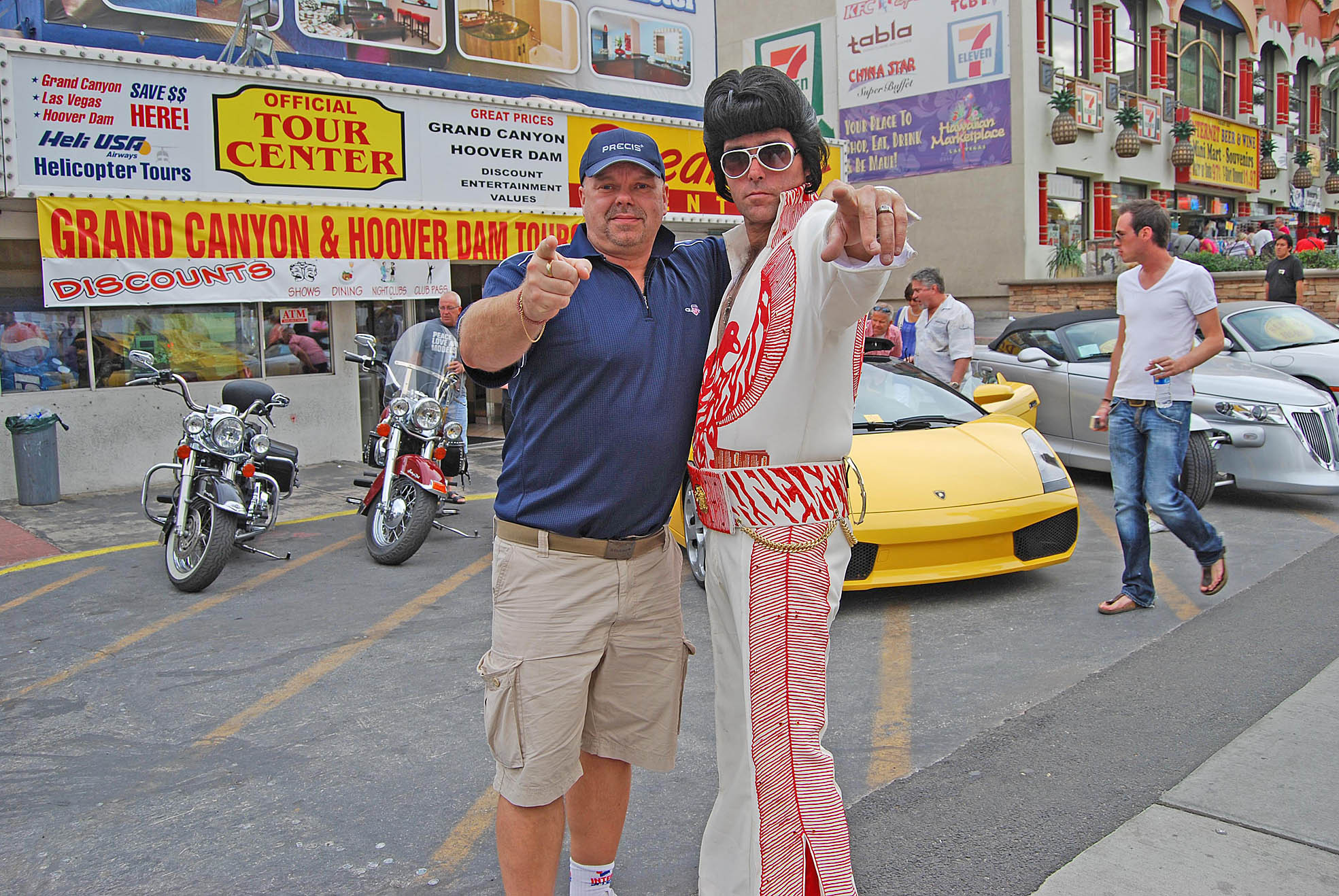 Joe Formgren träffar Fake-Elvis i Las Vegas.