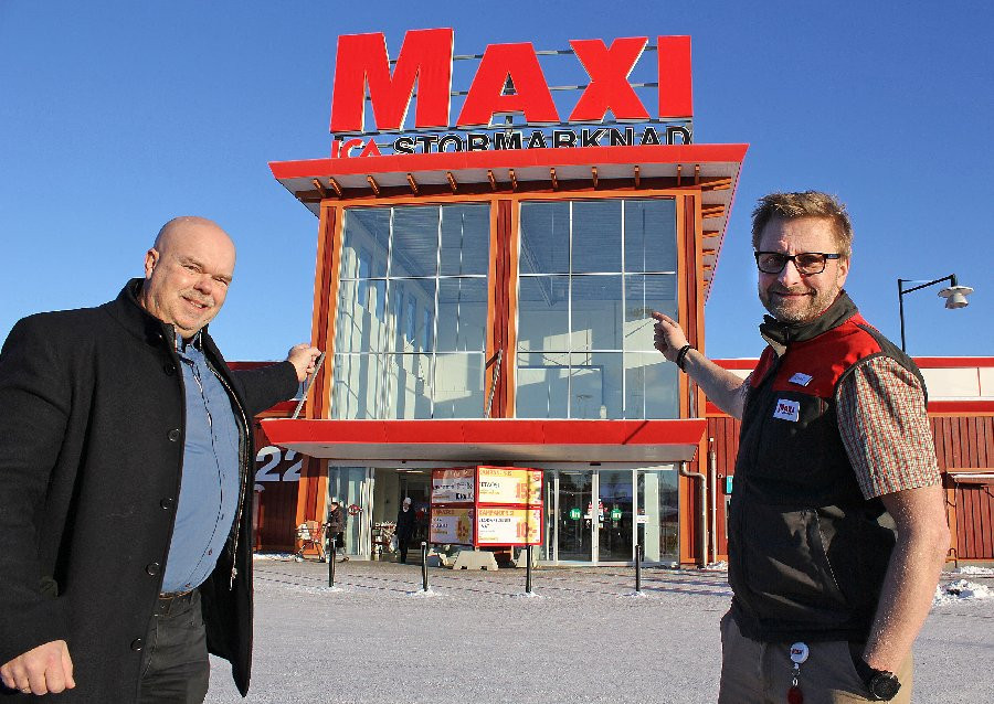 Joe och ICA-Maxiskylten i Gävle. Gästrikland största reklamplats.